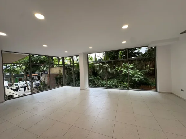 Tirane, jepet me qera zyre Kati 1, 64 m² 650 € (Xhamlliku , Oxhaku)