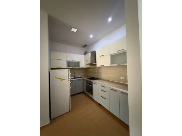 Tirane, jepet me qera apartament 1+1 Kati 1, 71 m² 350 € 