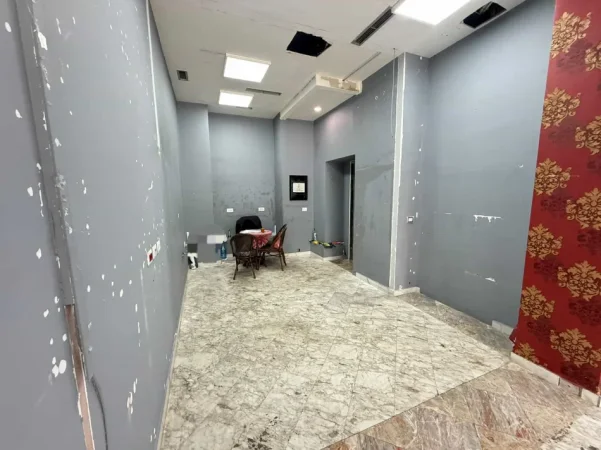 Tirane, jepet me qera dyqan Kati 0, 40 m² 3.500 € (21 dhjetori)