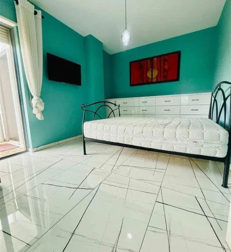 Tirane, jepet me qera apartament 2+1 Kati 4, 130 m² 1.200 € (Rruga Hamdi Sina,)