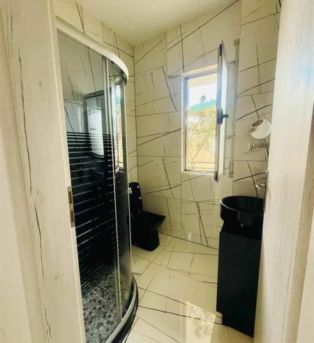 Tirane, jepet me qera apartament 2+1 Kati 4, 130 m² 1.200 € (Rruga Hamdi Sina,)