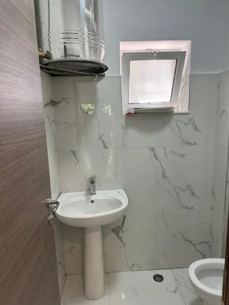 Tirane, jepet me qera dyqan Kati 0, 31 m² 400 € (qyteti studenti)