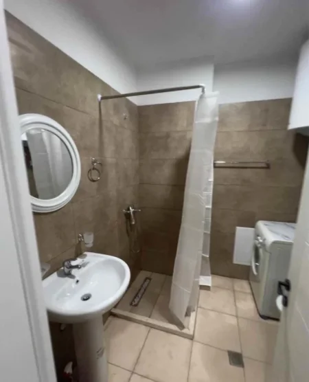 Tirane, jepet me qera apartament 1+1 Kati 5, 75 m² 400 € (Rruga 5 Maji)
