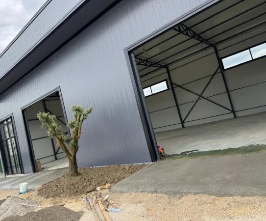 Tirane, jepet me qera magazine Kati 0, 1.300 m² 2.600 € (Rruga Aeroportit)