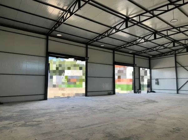 Tirane, jepet me qera magazine Kati 0, 1.300 m² 2.600 € (Rruga Aeroportit)