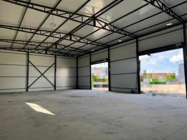 Tirane, jepet me qera magazine Kati 0, 1.300 m² 2.600 € (Rruga Aeroportit)