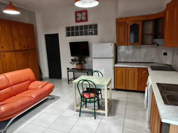 Tirane, jepet me qera apartament 1+1 Kati 1, 30 m² 200 € (Zogu i Zi)
