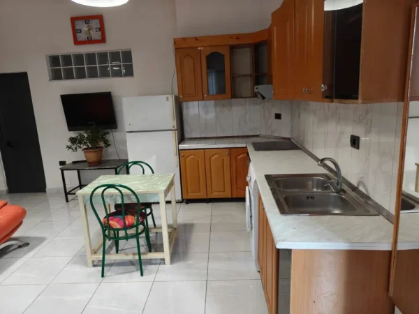 Tirane, jepet me qera apartament 1+1 Kati 1, 30 m² 200 € (Zogu i Zi)