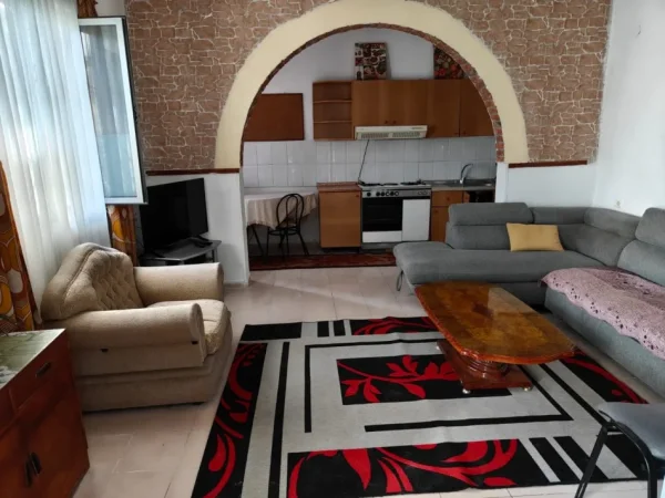 Tirane, jepet me qera apartament 1+1 Kati 1, 80 m² 300 € (Zogu i Zi)
