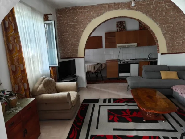 Tirane, jepet me qera apartament 1+1 Kati 1, 80 m² 300 € (Zogu i Zi)