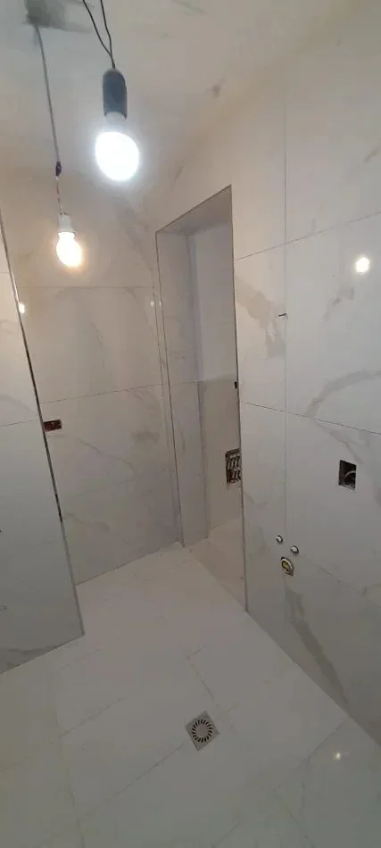 Tirane, jepet me qera ambjent biznesi Kati 0, 75 m² 500 € (Liqeni i Thatë)