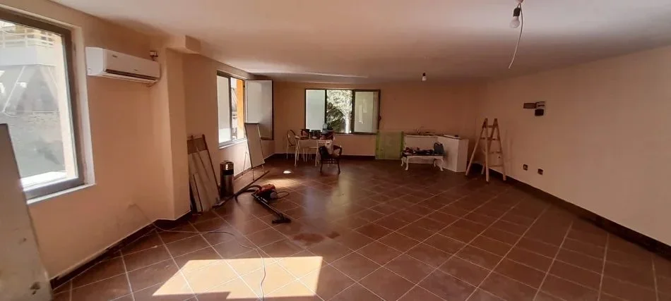Tirane, jepet me qera ambjent biznesi Kati 0, 75 m² 500 € (Liqeni i Thatë)
