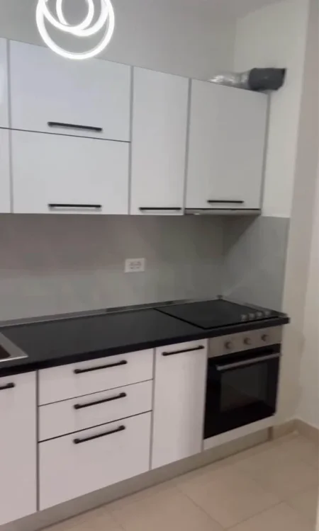 Tirane, jepet me qera apartament 1+1 Kati 5, 75 m² 400 € (Shkolla Ardian Klosi tek 5 Maji)
