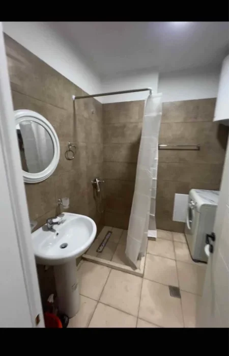 Tirane, jepet me qera apartament 1+1 Kati 5, 75 m² 400 € (Shkolla Ardian Klosi tek 5 Maji)
