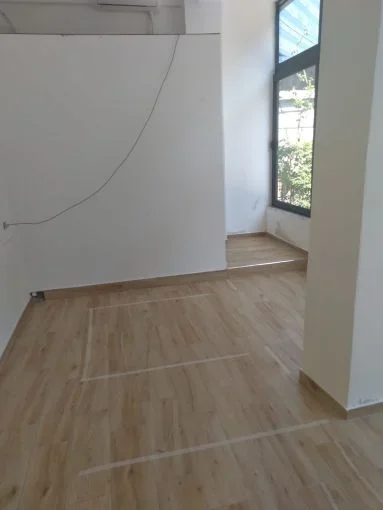 Tirane, jepet me qera zyre Kati 0, 30 m² 500 € (rruga e durresit)