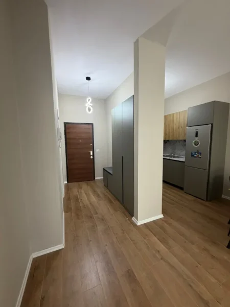 Tirane, jepet me qera apartament 1+1+Ballkon Kati 6, 70 m² 550 € (Apartament 1+1 Per Qera Laprake Plotesisht I Mobiluar)