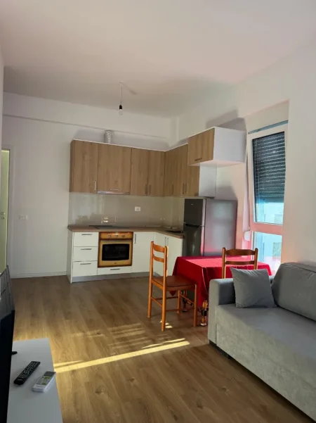 Tirane, jepet me qera apartament 1+1+Ballkon Kati 2, 65 m² 400 € (Apartament 1+1 Per Qera Fresk Totalisht I Mobiluar)