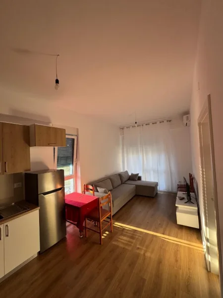 Tirane, jepet me qera apartament 1+1+Ballkon Kati 2, 65 m² 400 € (Apartament 1+1 Per Qera Fresk Totalisht I Mobiluar)