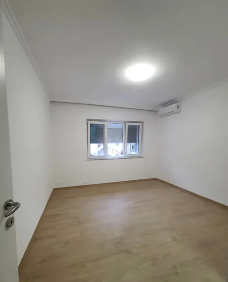 Tirane, jepet me qera ambjent biznesi Kati 3, 88 m² 120,000 ALL