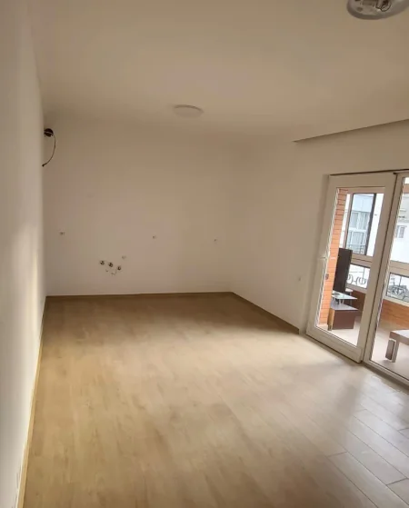Tirane, jepet me qera ambjent biznesi Kati 3, 88 m² 120,000 ALL