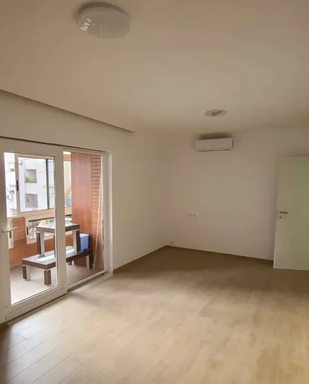 Tirane, jepet me qera ambjent biznesi Kati 3, 88 m² 120,000 ALL