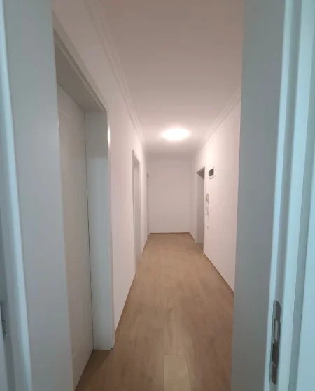 Tirane, jepet me qera ambjent biznesi Kati 3, 88 m² 120,000 ALL