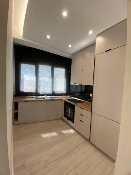 Tirane, jepet me qera apartament 2+1+Ballkon , 140 m² 750 € (Prane EGLO)