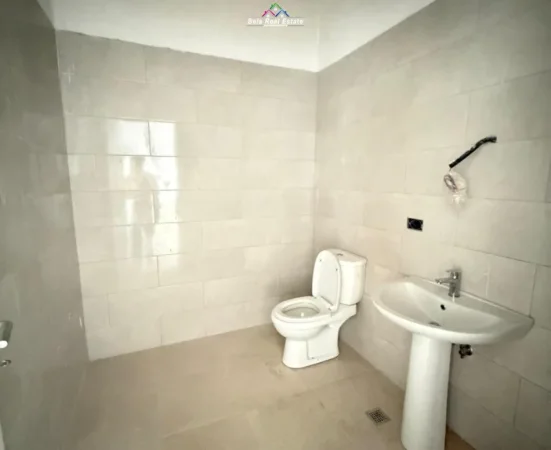 Tirane, jepet me qera dyqan Kati 0, 167 m² 2.000 € (Rruga Hamdi Garunja)