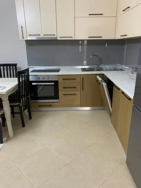 Tirane, jepet me qera apartament 2+1 Kati 1, 80 m² 500 € (Vilat Amerikane)
