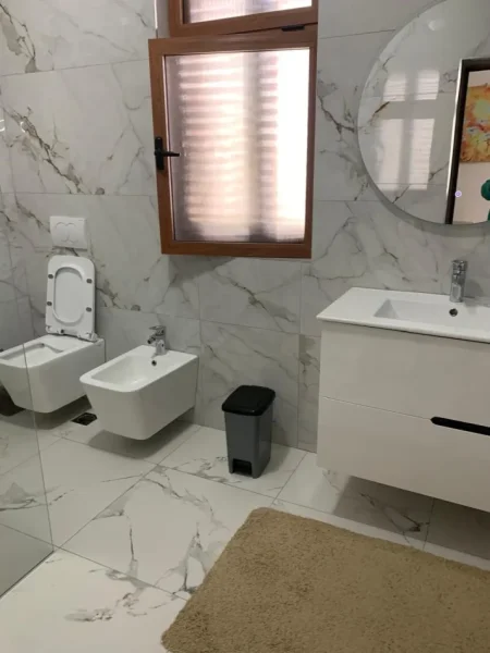 Tirane, jepet me qera apartament 2+1 Kati 1, 80 m² 500 € (Vilat Amerikane)