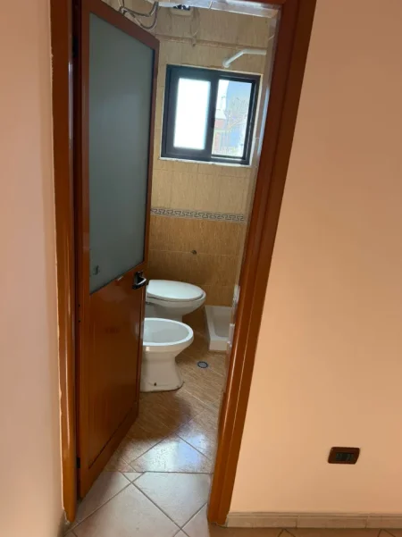 Tirane, jepet me qera Vile 2+1+Ballkon Kati 2, 161 m² 500 € (Rruga 5maji)