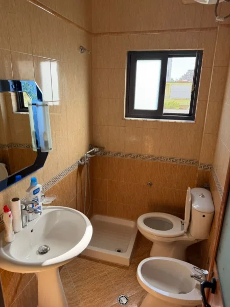 Tirane, jepet me qera Vile 2+1+Ballkon Kati 2, 161 m² 500 € (Rruga 5maji)