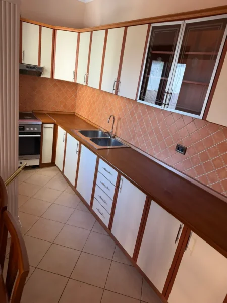 Tirane, jepet me qera Vile 2+1+Ballkon Kati 2, 161 m² 500 € (Rruga 5maji)