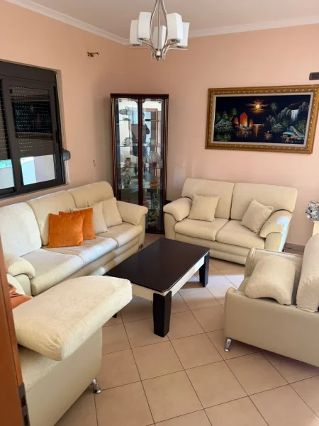 Tirane, jepet me qera Vile 2+1+Ballkon Kati 2, 161 m² 500 € (Rruga 5maji)