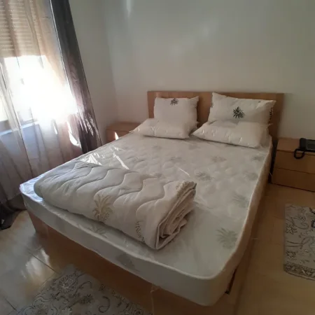 Jepet me qera nga pronari pa komision agjensie Apt 1+1+Aneks+Ballkon Kati 2, 42,000 ALL