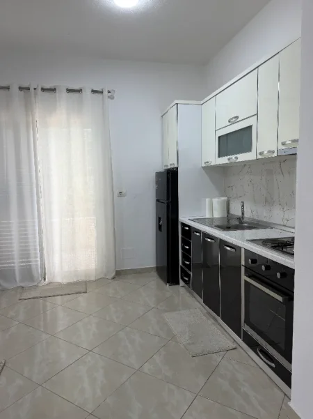 Tirane, jepet me qera apartament 2+1+Ballkon Kati 3, 98 m² 500 € (Rr. Demokracia, Unaza e Re (Paskuqan))