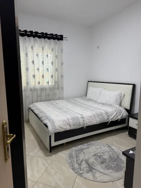 Tirane, jepet me qera apartament 2+1+Ballkon Kati 3, 98 m² 500 € (Rr. Demokracia, Unaza e Re (Paskuqan))