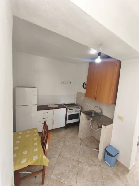 Tirane, jepet me qera garsonier Kati 1, 40 m² 250 € (Prane shkolles bashkim fino)
