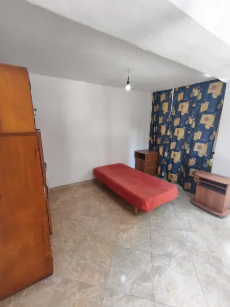 Tirane, jepet me qera garsonier Kati 1, 40 m² 250 € (Prane shkolles bashkim fino)