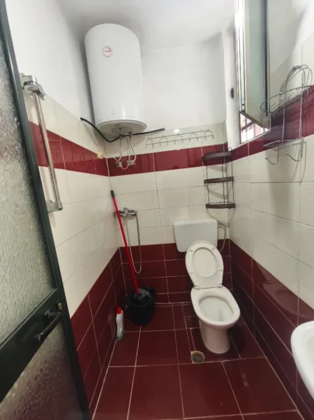 Tirane, jepet me qera garsonier Kati 1, 40 m² 250 € (Prane shkolles bashkim fino)