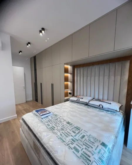 Tirane, jepet me qera apartament 2+1 Kati 1, 90 m² 1.000 € (Oxhaku)
