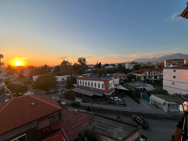 🏡 SHITET APARTAMENT 1+1 60 m2 + 16m2 VERANDË E SHFRYTËZUESHME – LAPRAKË (ZONË SHUMË E KËRKUAR)