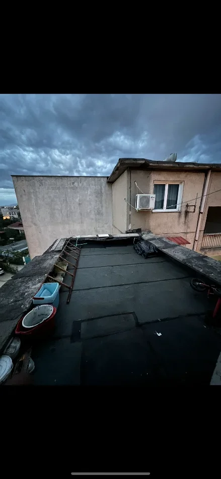 🏡 SHITET APARTAMENT 1+1 60 m2 + 16m2 VERANDË E SHFRYTËZUESHME – LAPRAKË (ZONË SHUMË E KËRKUAR)