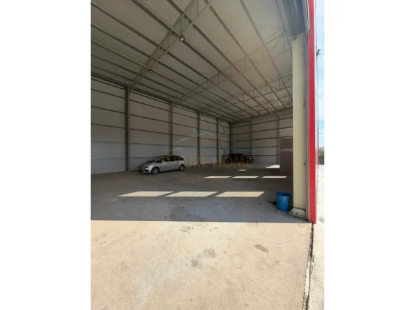 Tirane, jepet me qera magazine , 500 m² 2.000 € (VORE MARIKAJ)