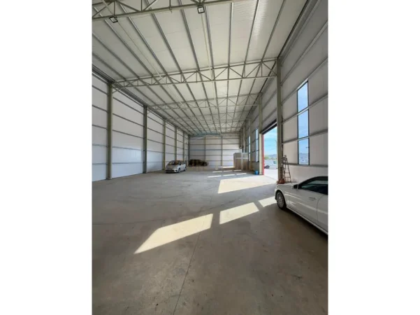 Tirane, jepet me qera magazine , 500 m² 2.000 € (VORE MARIKAJ)