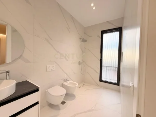 Tirane, jepet me qera apartament 2+1+Ballkon Kati 8, 127 m² 1.600 € (delijorgji)