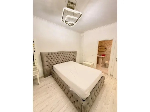 Tirane, shitet apartament 2+1+Ballkon Kati 3, 120 m² 275.000 € (komuna e parisit)