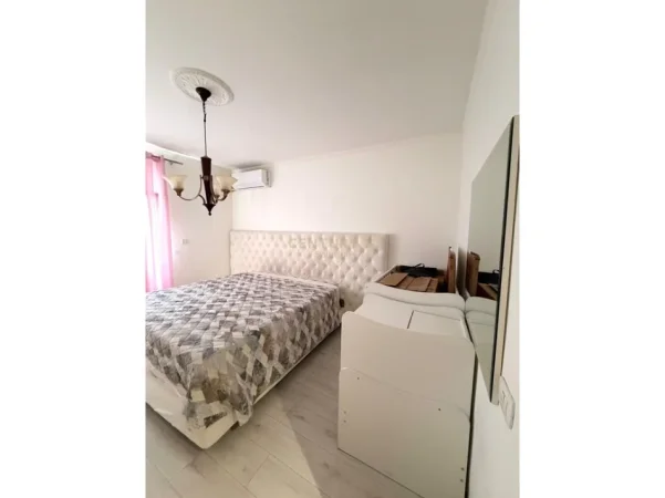 Tirane, shitet apartament 2+1+Ballkon Kati 3, 120 m² 275.000 € (komuna e parisit)