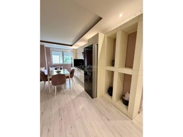 Tirane, shitet apartament 2+1+Ballkon Kati 3, 120 m² 275.000 € (komuna e parisit)