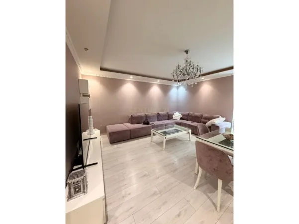 Tirane, shitet apartament 2+1+Ballkon Kati 3, 120 m² 275.000 € (komuna e parisit)